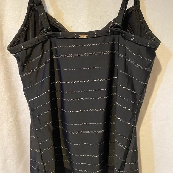 Ladies exercise top - Picture 2 of 6